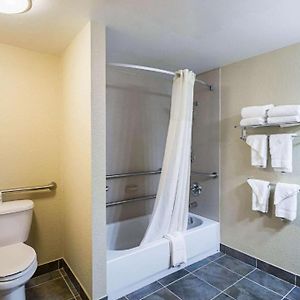 Queen Room Tub Accessible or Non-Smoking